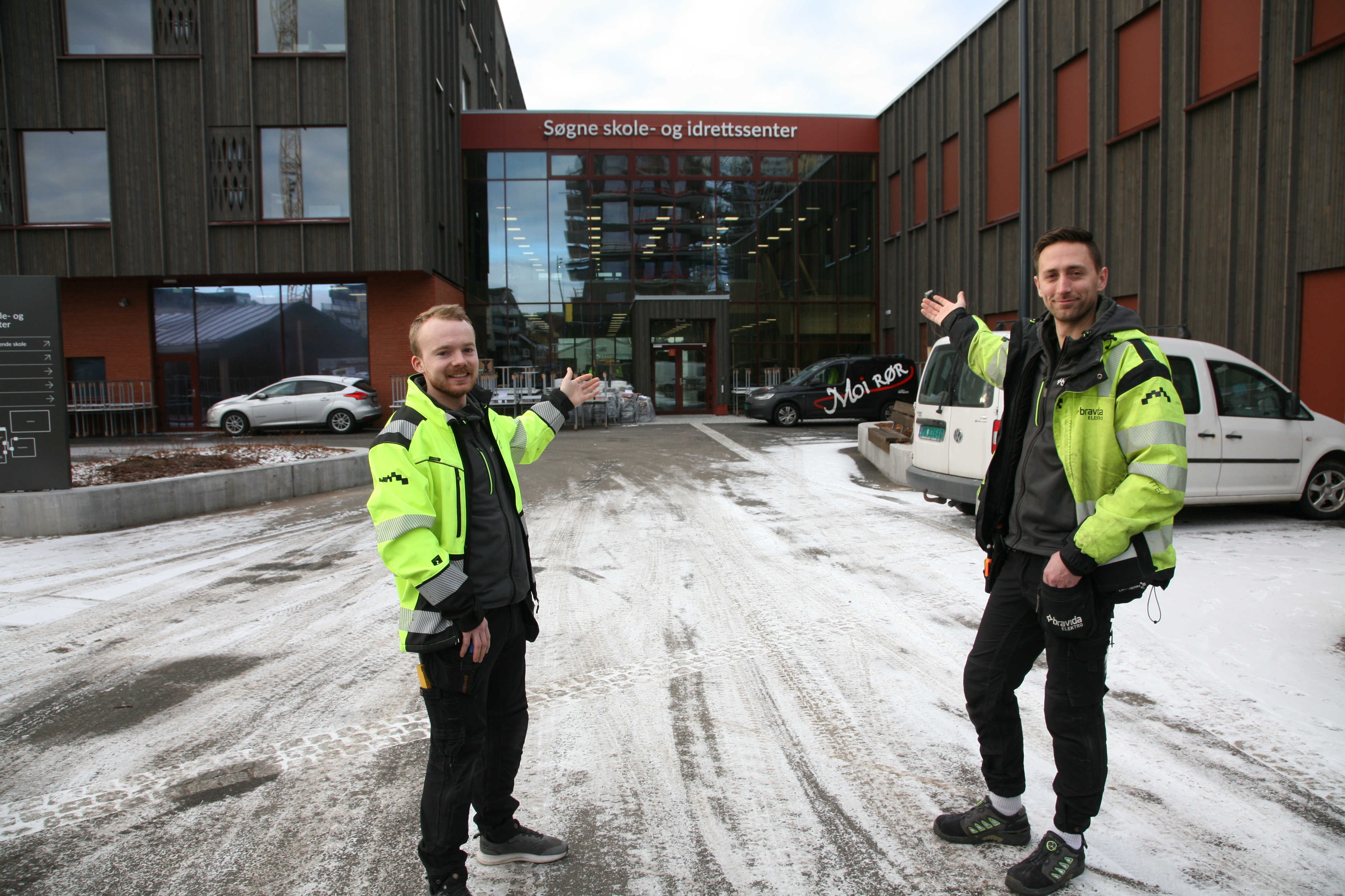 Basene Henning Hjort og Lars Borgenvik ønsker velkommen til det fantastiske nye skole- og idrettssenteret i Søgne.