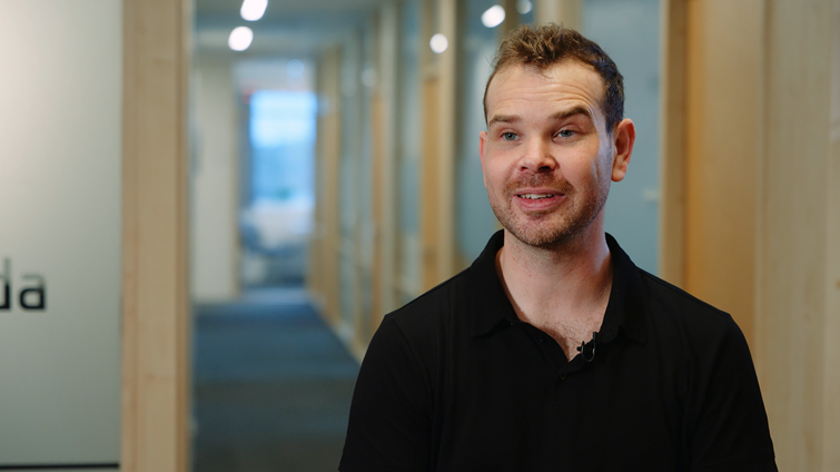 Et bilde som inneholder Menneskeansikt, person, kl&aelig;r, smil

KI-generert innhold kan v&aelig;re feil.