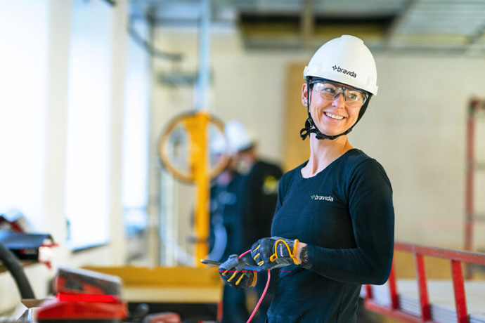 En servicetekniker som gör elarbeten på Bravida