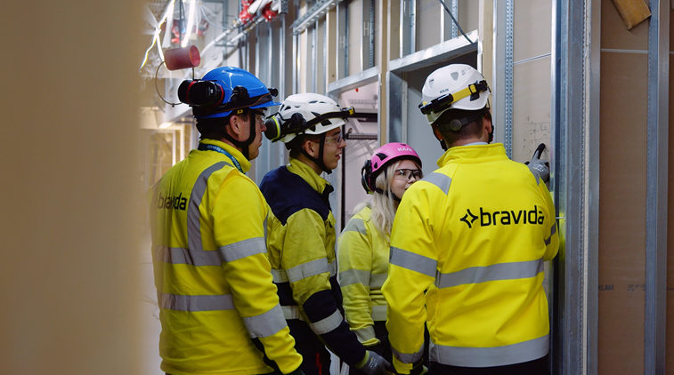 Et bilde som inneholder kl&aelig;r, arbeidsantrekk, hjelm, Reflekskl&aelig;r

KI-generert innhold kan v&aelig;re feil.