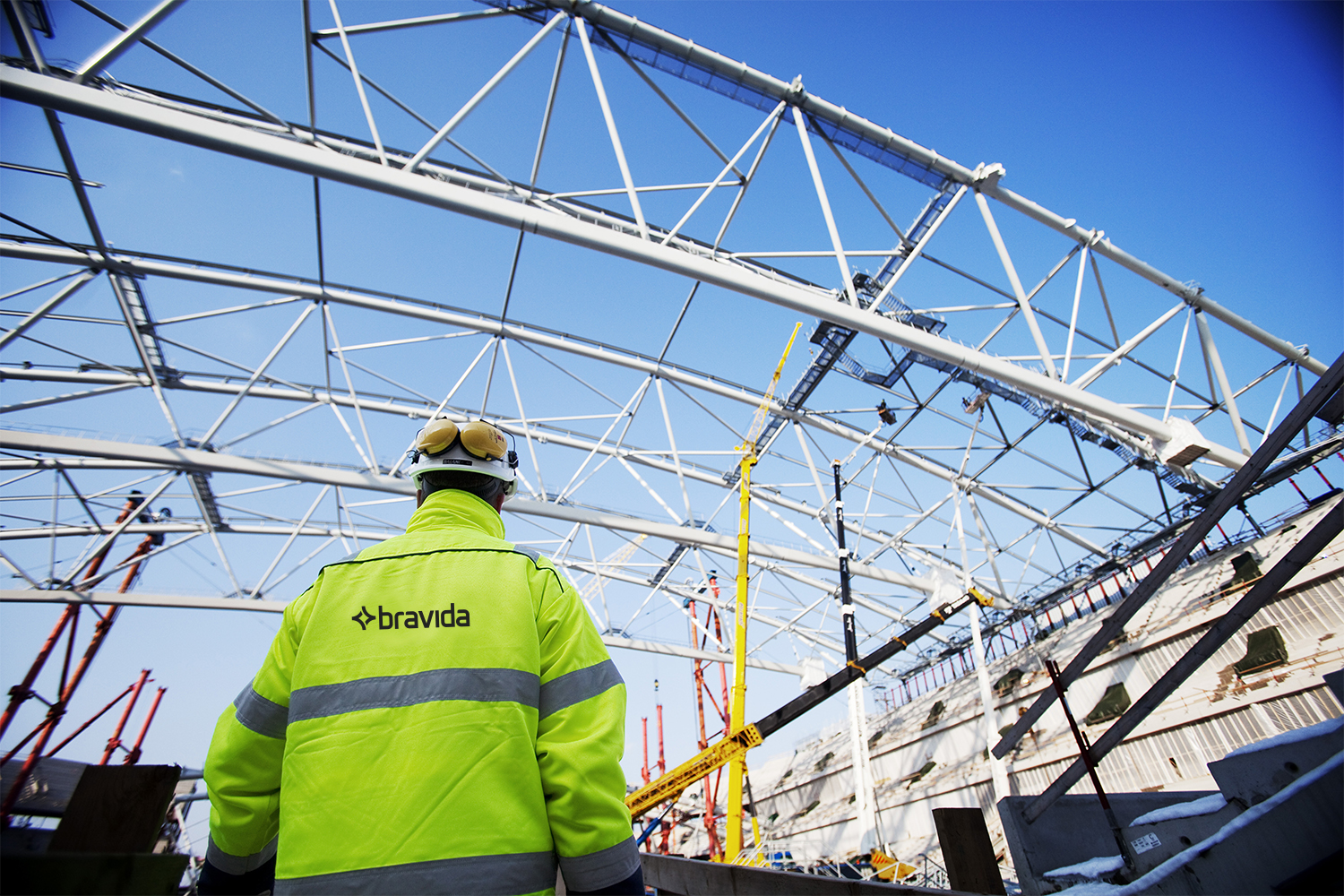 Bravida Kristiansand leverer komplette elektrotjenester til industribedrifter. Vi tilbyr installasjon og vedlikehold av elektriske anlegg, automasjon, belysning. Våre elektrikere sikrer driftssikkerhet, energieffektive løsninger og rask feilsøking. Vi har erfaring med store produksjonsmiljøer og komplekse installasjoner. Kontakt oss for serviceavtaler, modernisering og optimalisering av anlegg.