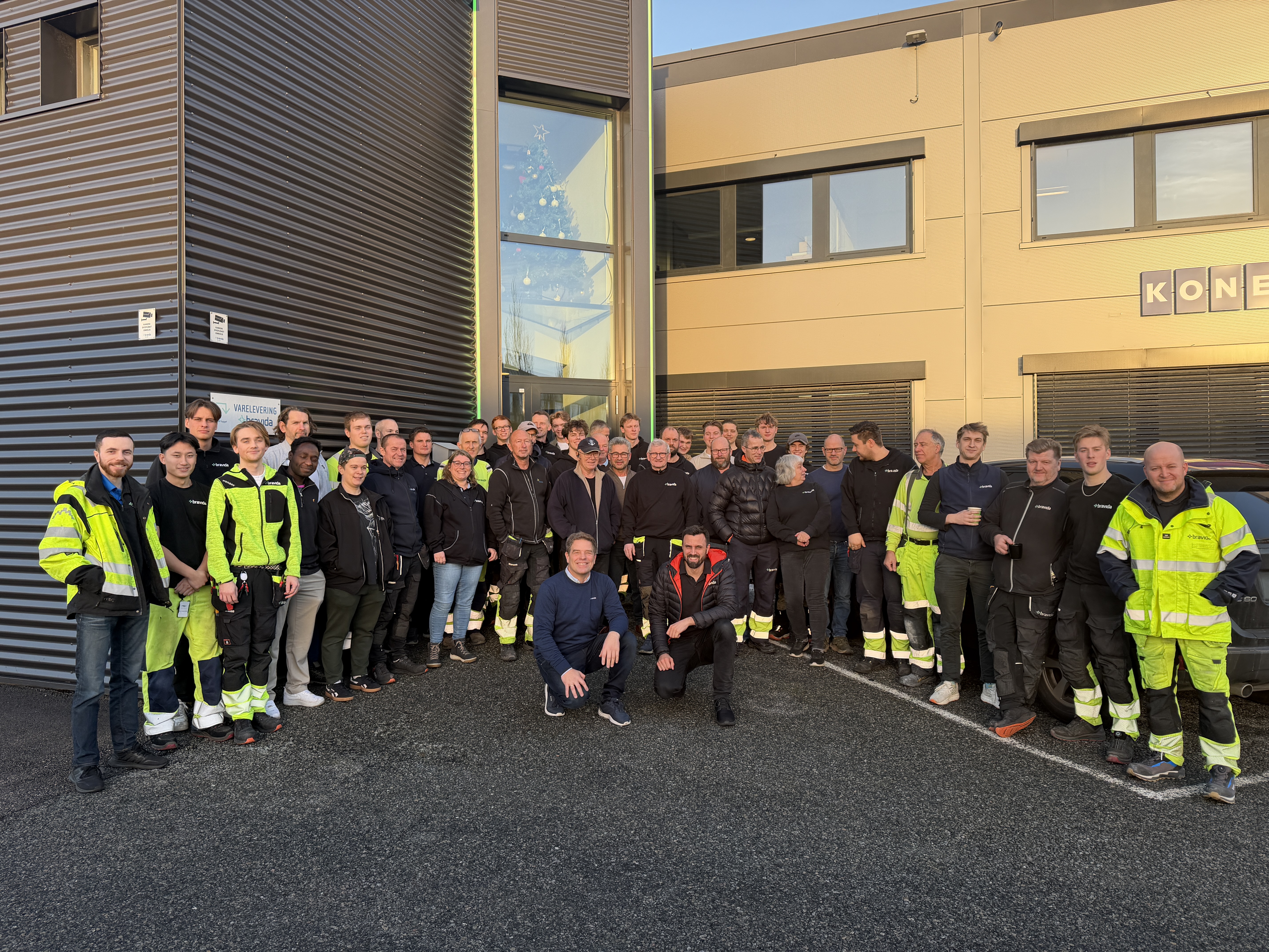 Bravida-kollegaer utenfor sitt nye hovedkvarter i Sandefjord.