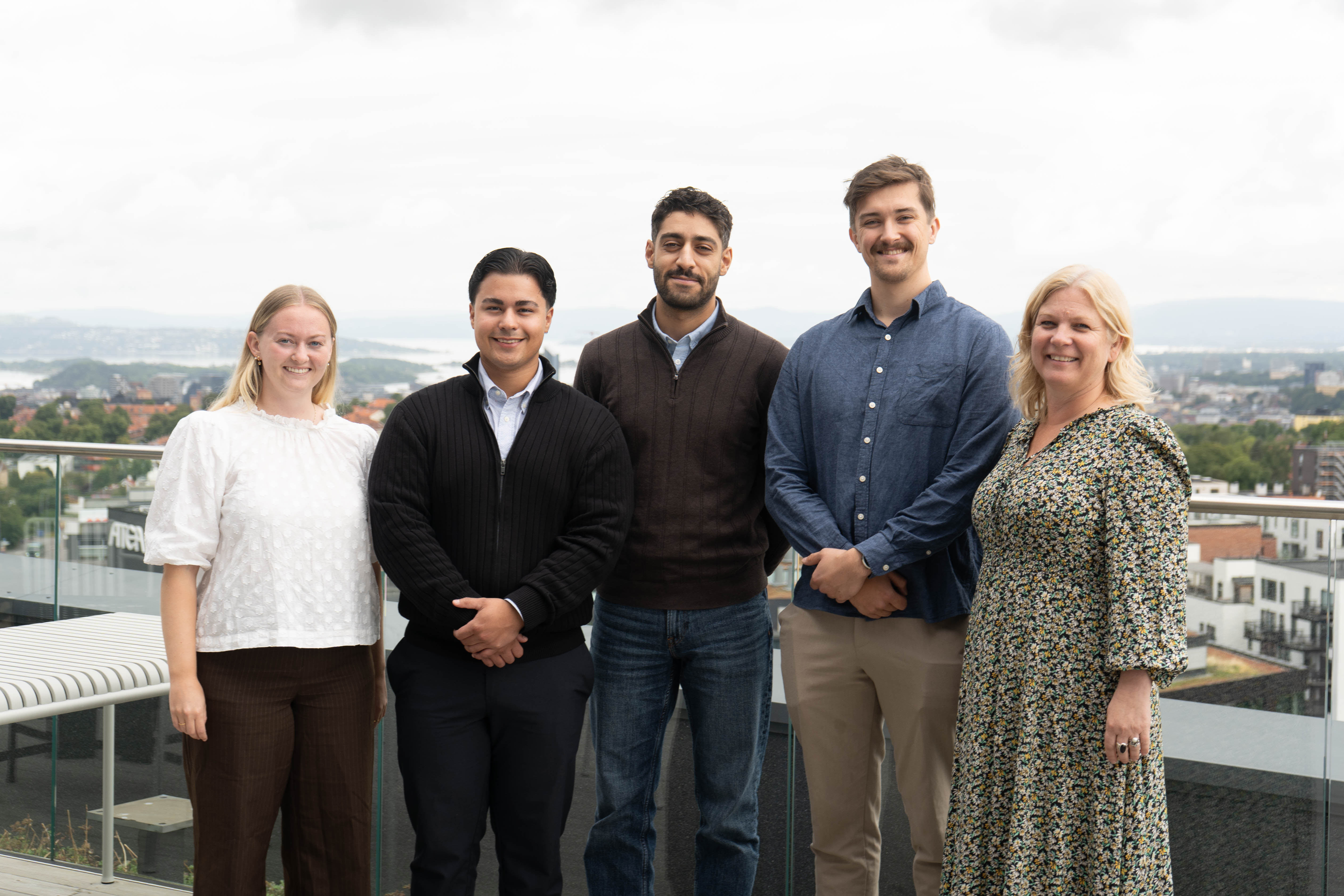 Årets kull med Bravida-traineer, (f.v.) Thea Sæbø, Tiago M. Lopez, Raouf Gaddour og Håvard T. Pedersen med Line Løyning, direktør for HR og organisasjonsutvikling i Bravida.