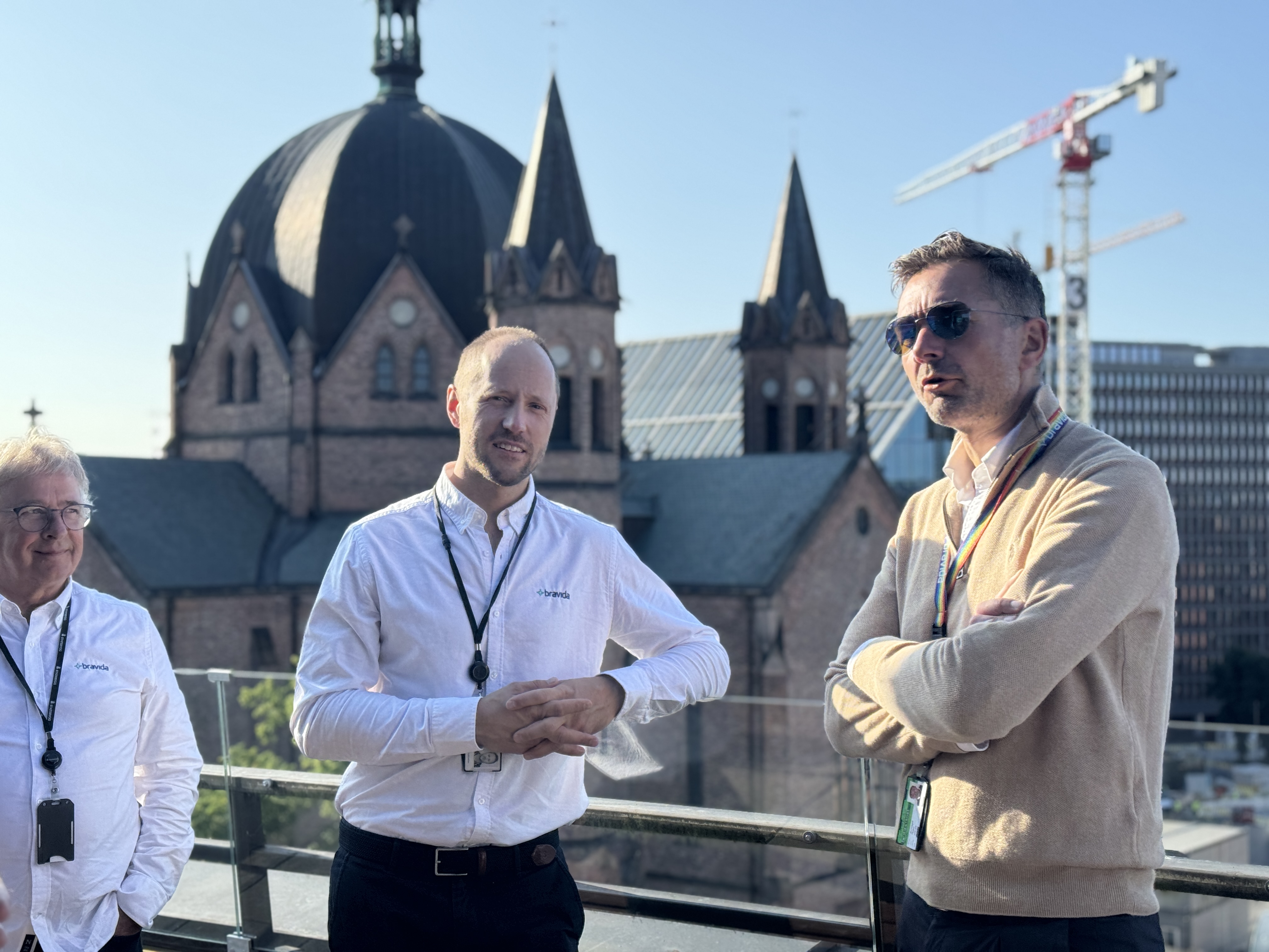 Bravidas Roar Rasmussen, Øystein Nielsen Tveter og Ørjan Ramskjell foran Regjeringskvartalet.