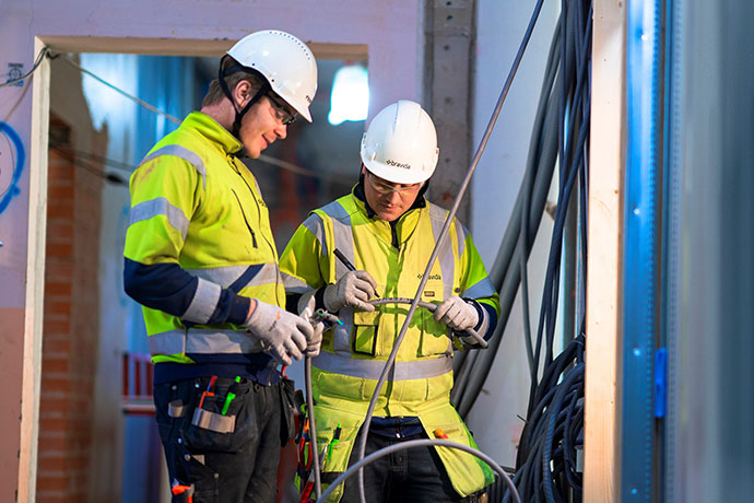 Två elektriker installerar