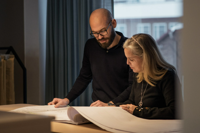 Två personer tittar på ritningar