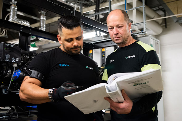 Kyltekniker som inspekterar anläggningen