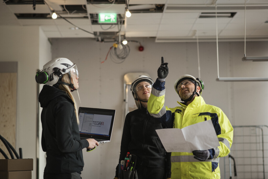 Medarbejder udfører el installationer