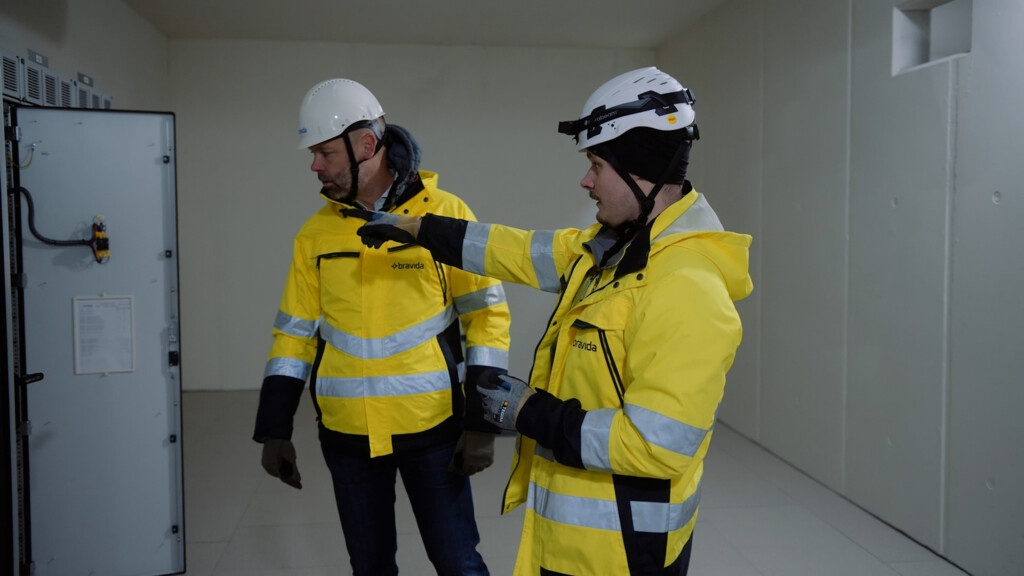 Medarbejder kigger på forskellige ventilationsløsninger