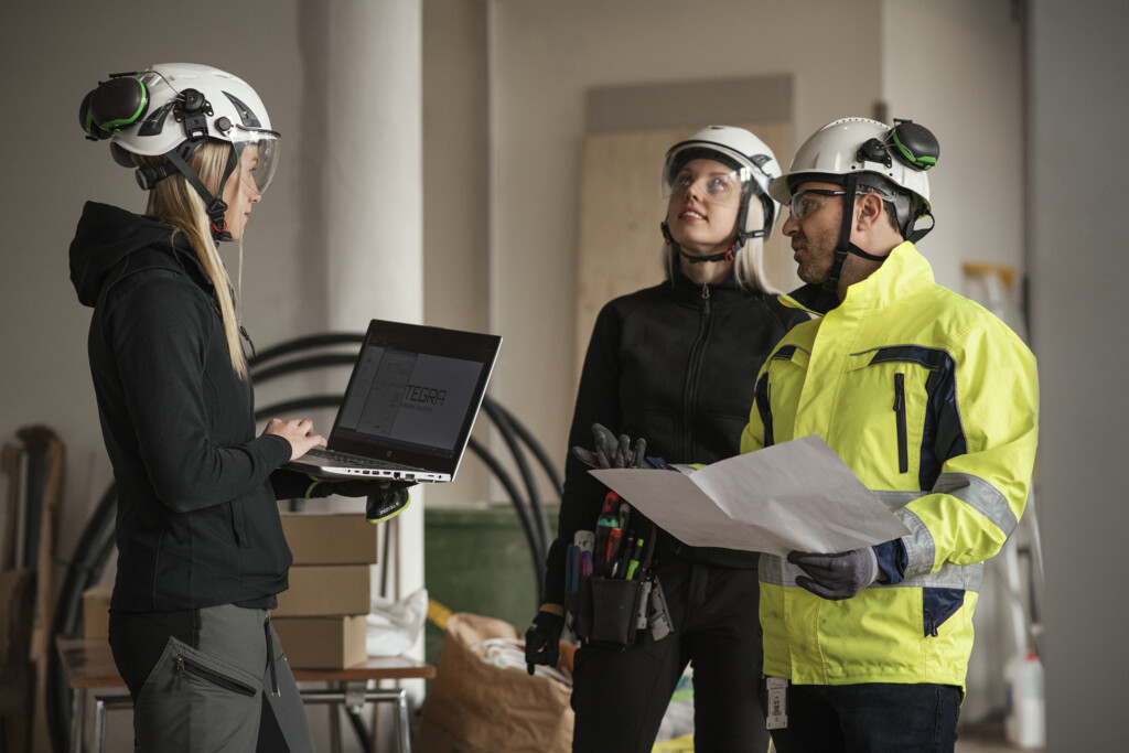 Tekniker udfører installation