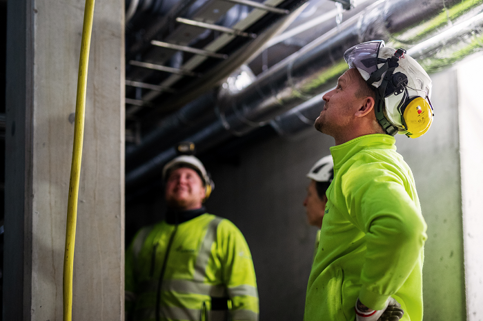 Två personer på en byggarbetsplats