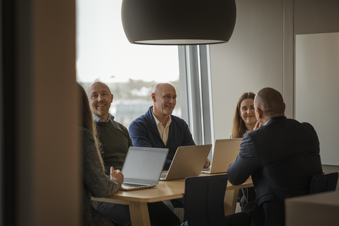 Personer i ett möte/People in a meeting