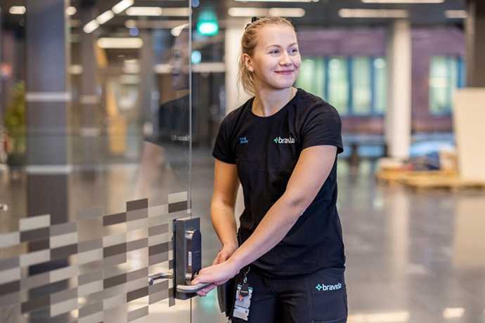En säkerhetstekniker hos Bravida