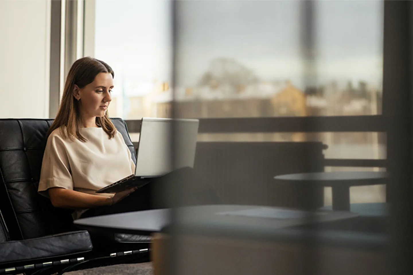 En tjej med en dator på kontoret