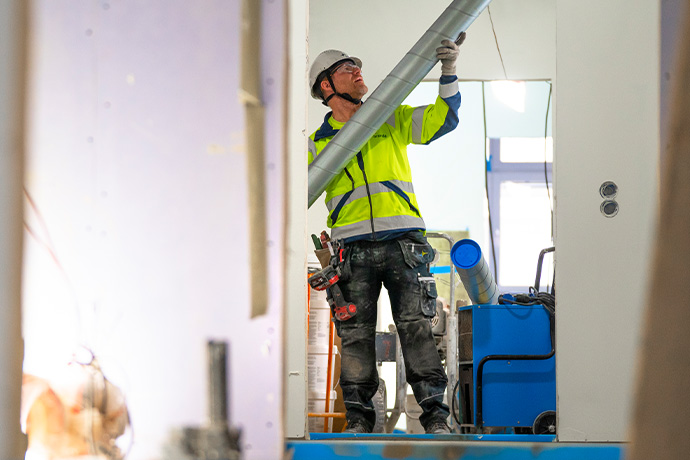 En ventillationstekniker installerar