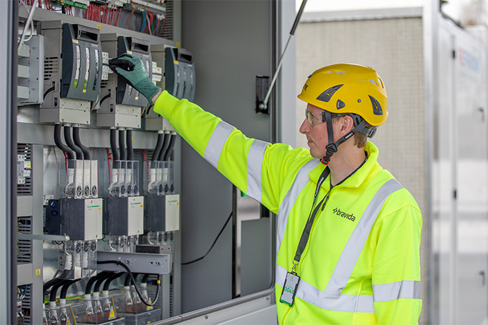 En tekniker vid ett elskåp