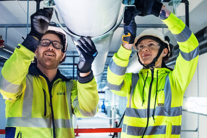 Två installatörer vid en installation