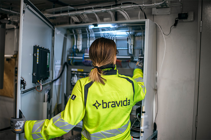 En tekniker vid ett elskåp