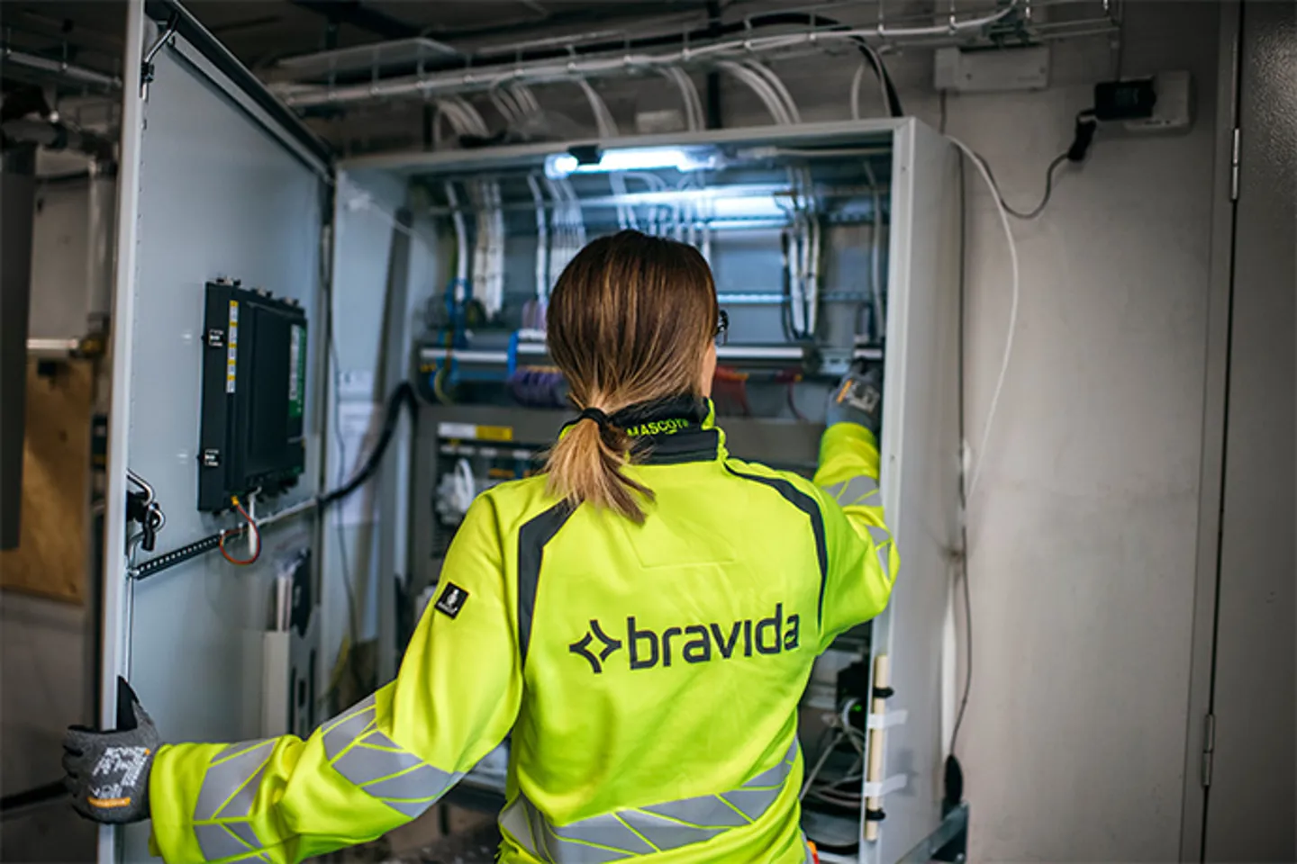 En tekniker vid ett elskåp