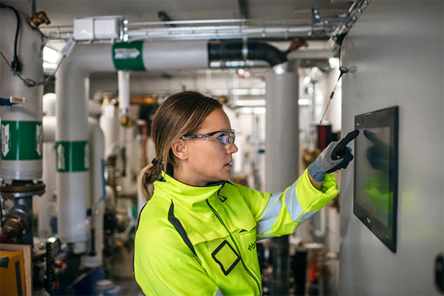 En tekniker vid en panel