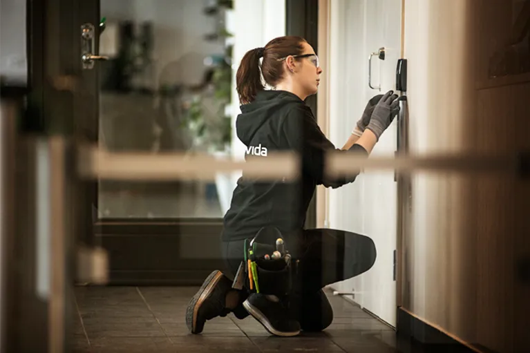 En säkerhetstekniker installerar