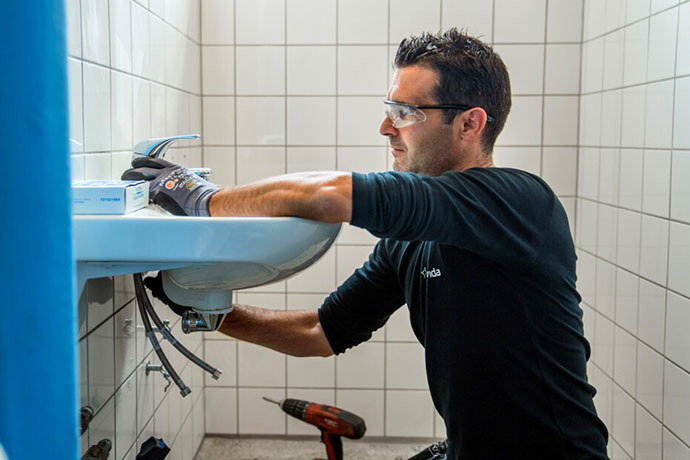 Bravidas vs-tekniker gör installation i badrum