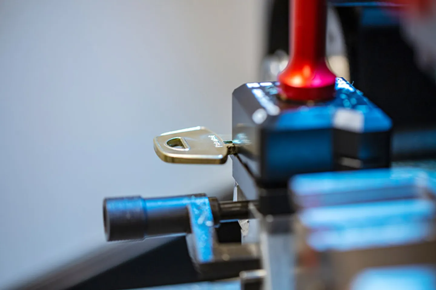 Bilden visar tillverkning av en nyckel