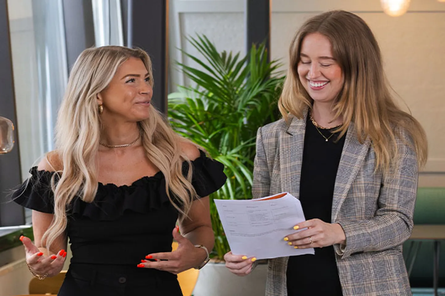 Två personer i en diskussion