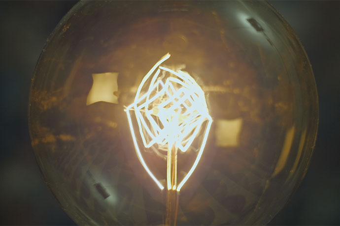 En glödlampa - Bravida i Söderhamn hjälper dig med energioptimering