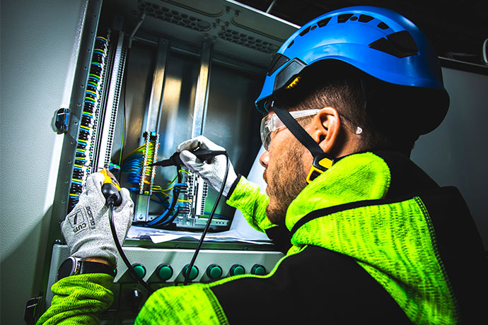 En ventilationstekniker Bravida i Söderhamn