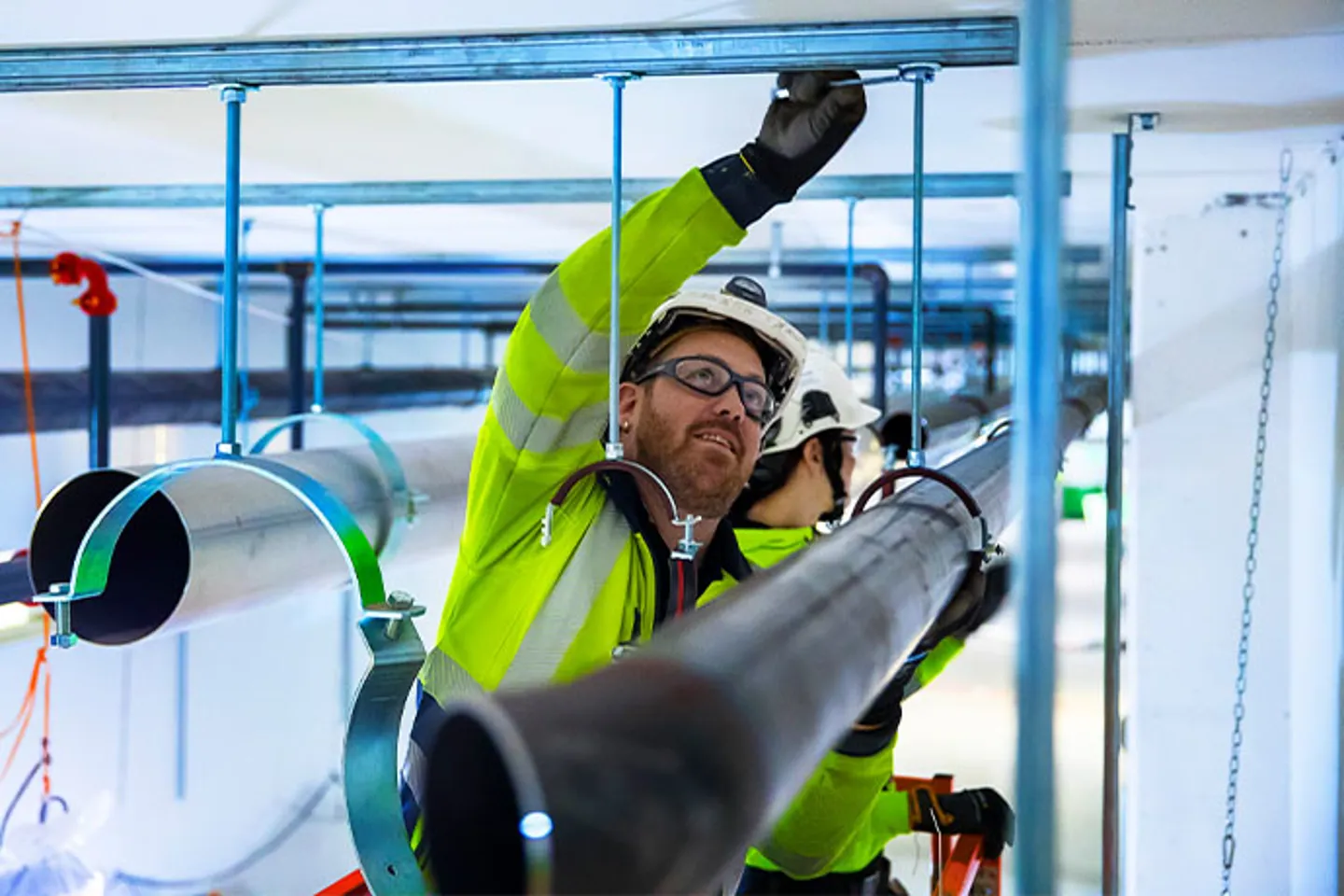 En ventilationstekniker som gör installation av ventilationsrör