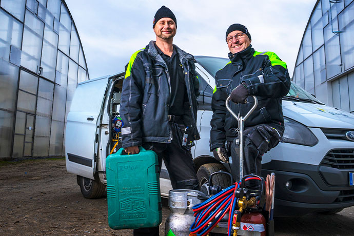 Två kyltekniker på uppdrag