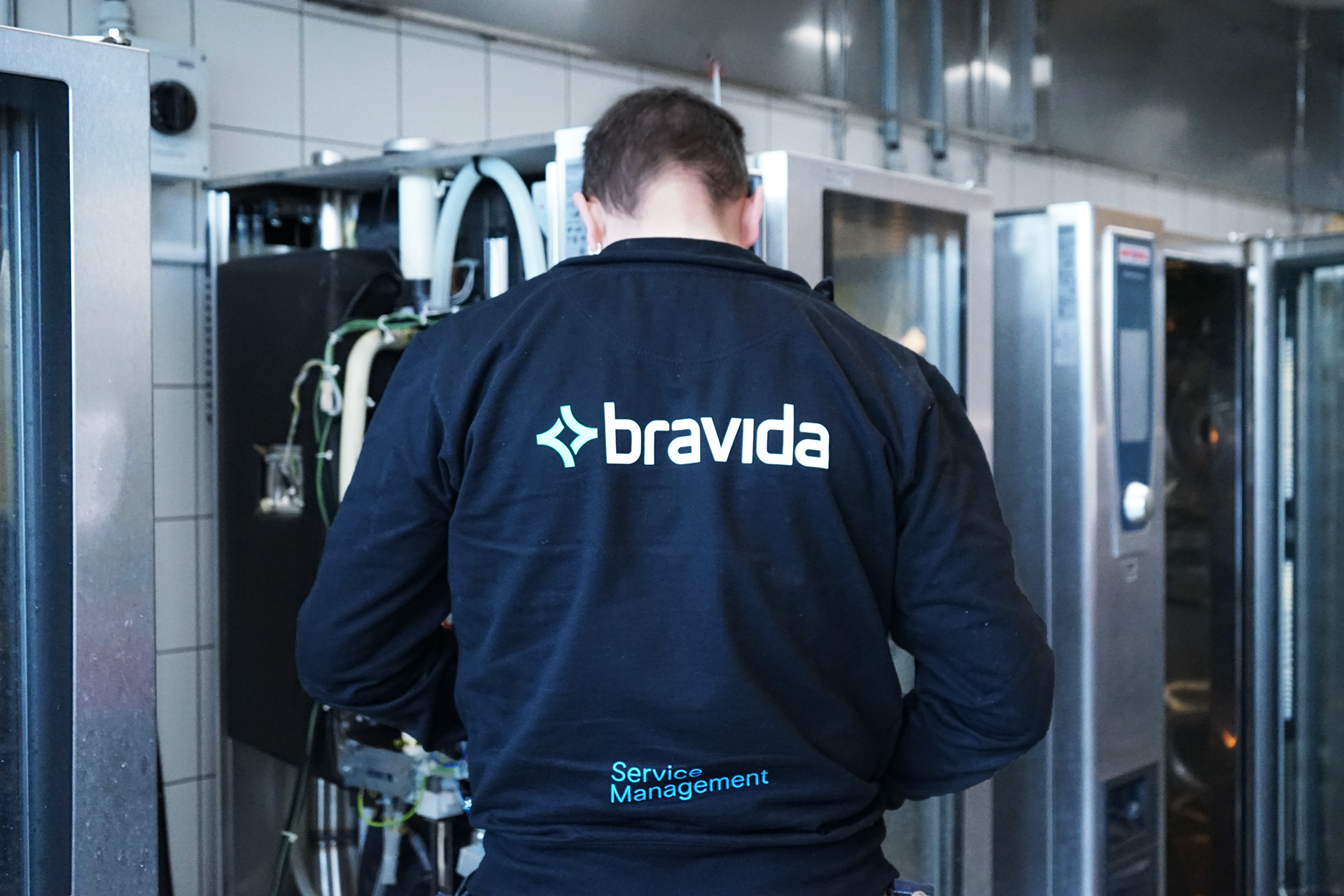 En montör som utför service i storkök