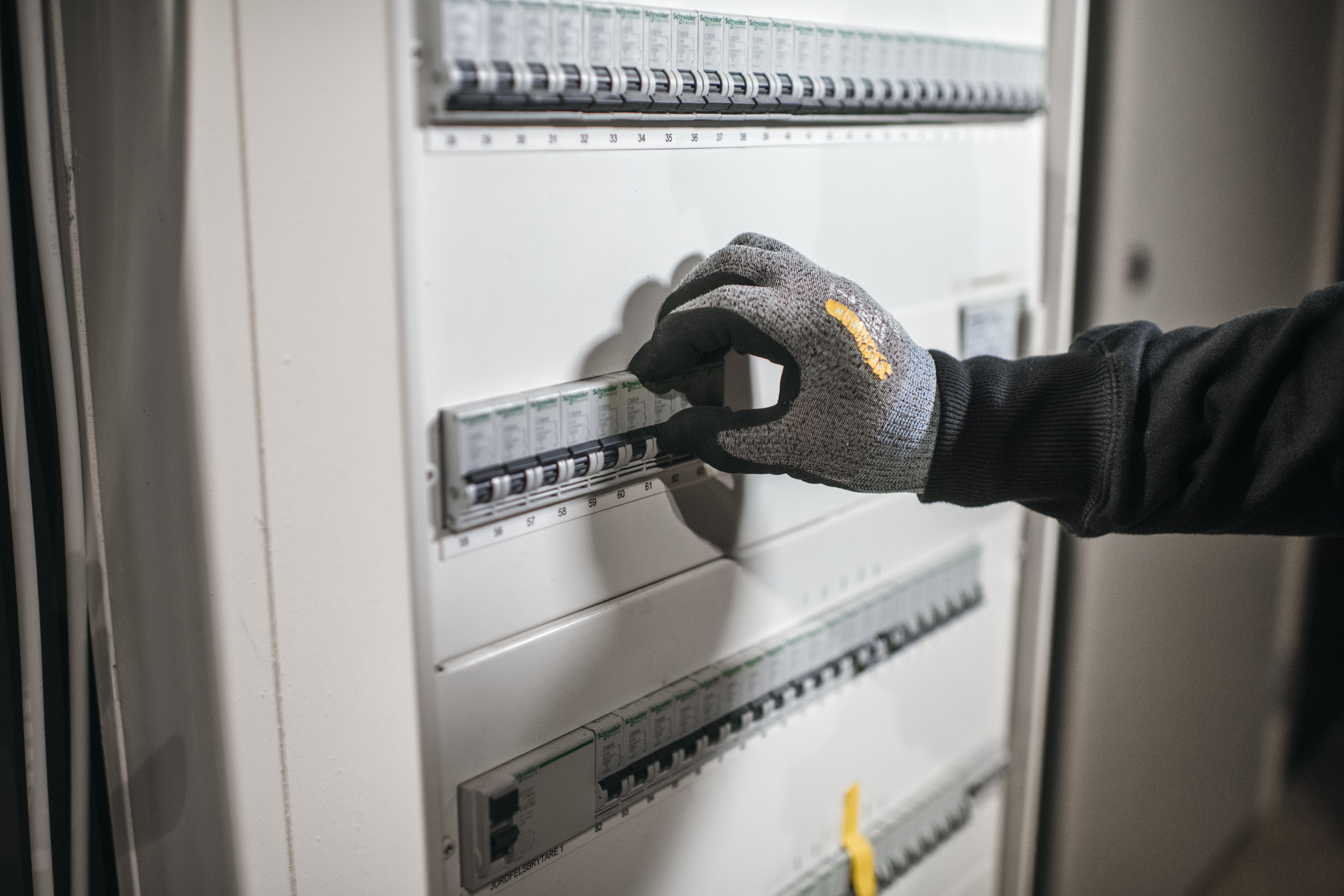 rehabilitering av sikringsskap, oppgradering av sikringsskap, bytte sikringsskap, nytt sikringsskap, modernisering av sikringsskap, elektriker sikringsskap, trygg bolig strøm, elsikkerhet i bolig, obos sikringsskap, bravida sikringsskap, feil i sikringsskap, brannsikkerhet bolig, jordfeil, automatsikringer, el‑kontroll, trygg oppgradering strøm, sikringsskap renovering, elektriker oslo, boligrehabilitering el, trygg strøm i boligen