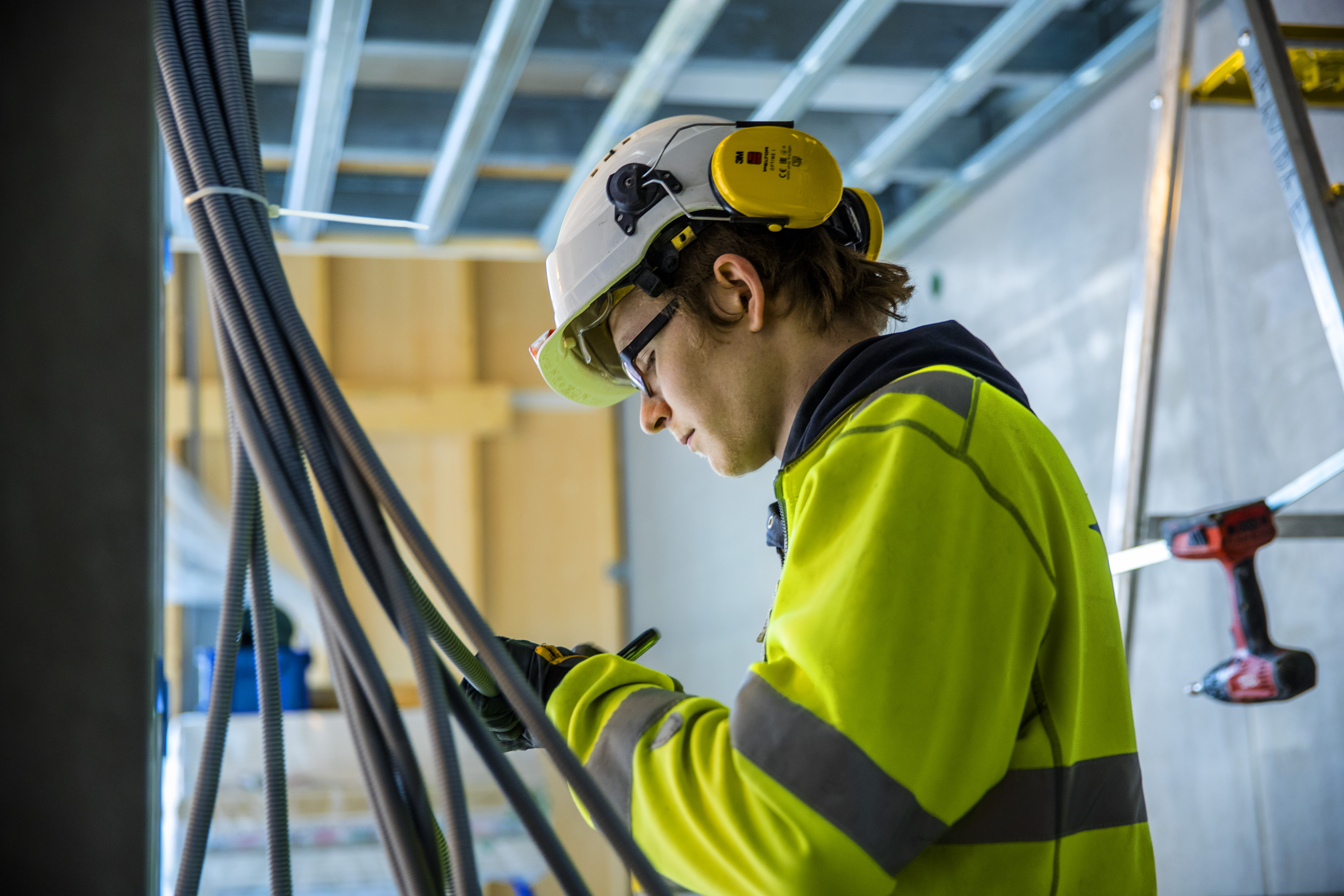 elektroservice Kristiansand, elektriker industri, elektrotjenester bedrift, installasjon elektriske anlegg, vedlikehold elektroinstallasjoner, feilsøking elektriske systemer, sikringsskap industri, motorstyring, automasjon, kraftforsyning, belysning industri, styringssystemer, energieffektive løsninger, driftssikkerhet elektro, Bravida Kristiansand elektro