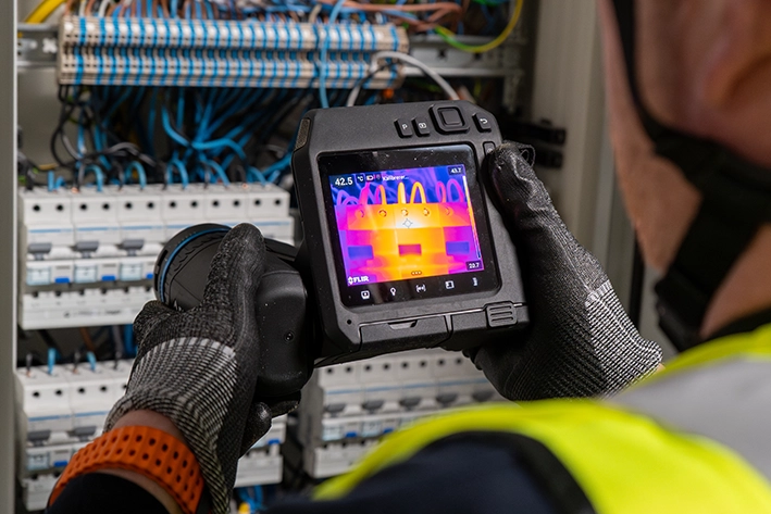 termografering, varmegang, skjulte feil elektro, varmebilder elektro, forebygging brann, feilsøk varmegang, el-sjekk med kamera, trygg drift, elsikkerhet, vedlikehold elektro, Asker, Bærum