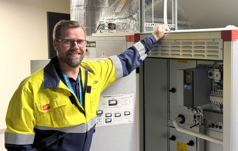 Jon Gundersen er avdelingsleder for Bravidas automasjonsavdeling i Nedre Viken. P&aring; bildet st&aring;r han inne i et teknisk rom.