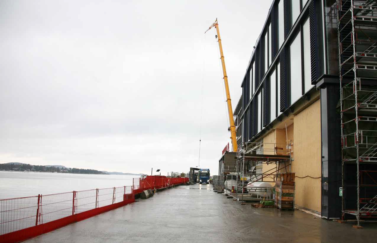 Logistikkutfordring med store trailere som må Hans Petter Leifsen og Ole Østby. rygge inn mellom bygg og bryggekant.